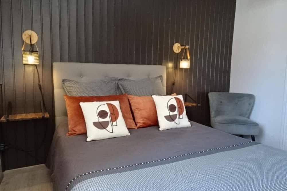 A cozy cocoon for a sunny stay with seasonal pool access in Forcalquier region