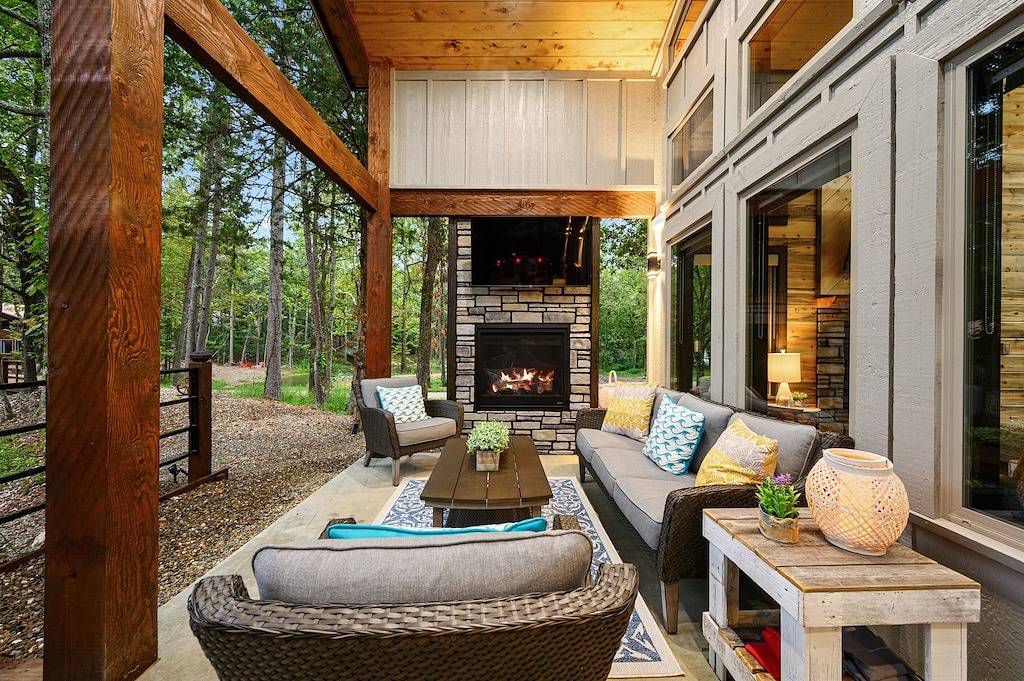 Cozy Cabin on the Pond w Hot Tub in Broken Bow, Broken Bow Lake