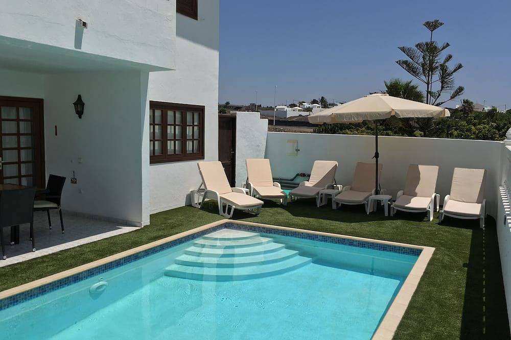 Impresionante Villa Margarita.  Excelente ubicación en Puerto del Carmen con vista al mar in Puerto del Carmen, Tías