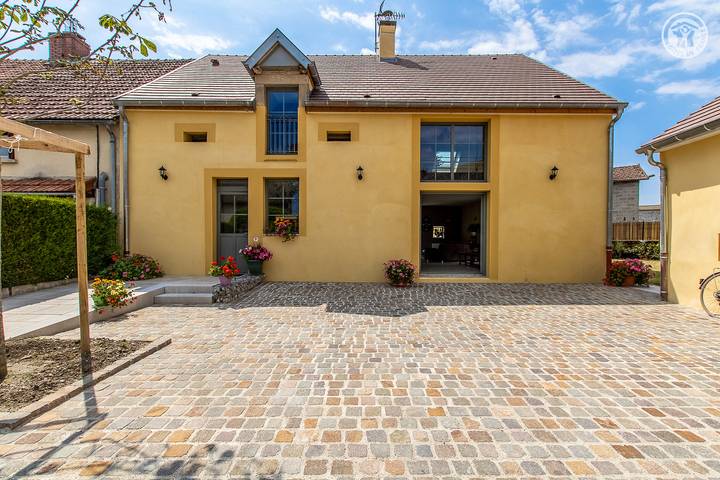 Gîte pour 6 personnes, avec terrasse et jardin, animaux acceptés dans Dracy Saint Loup