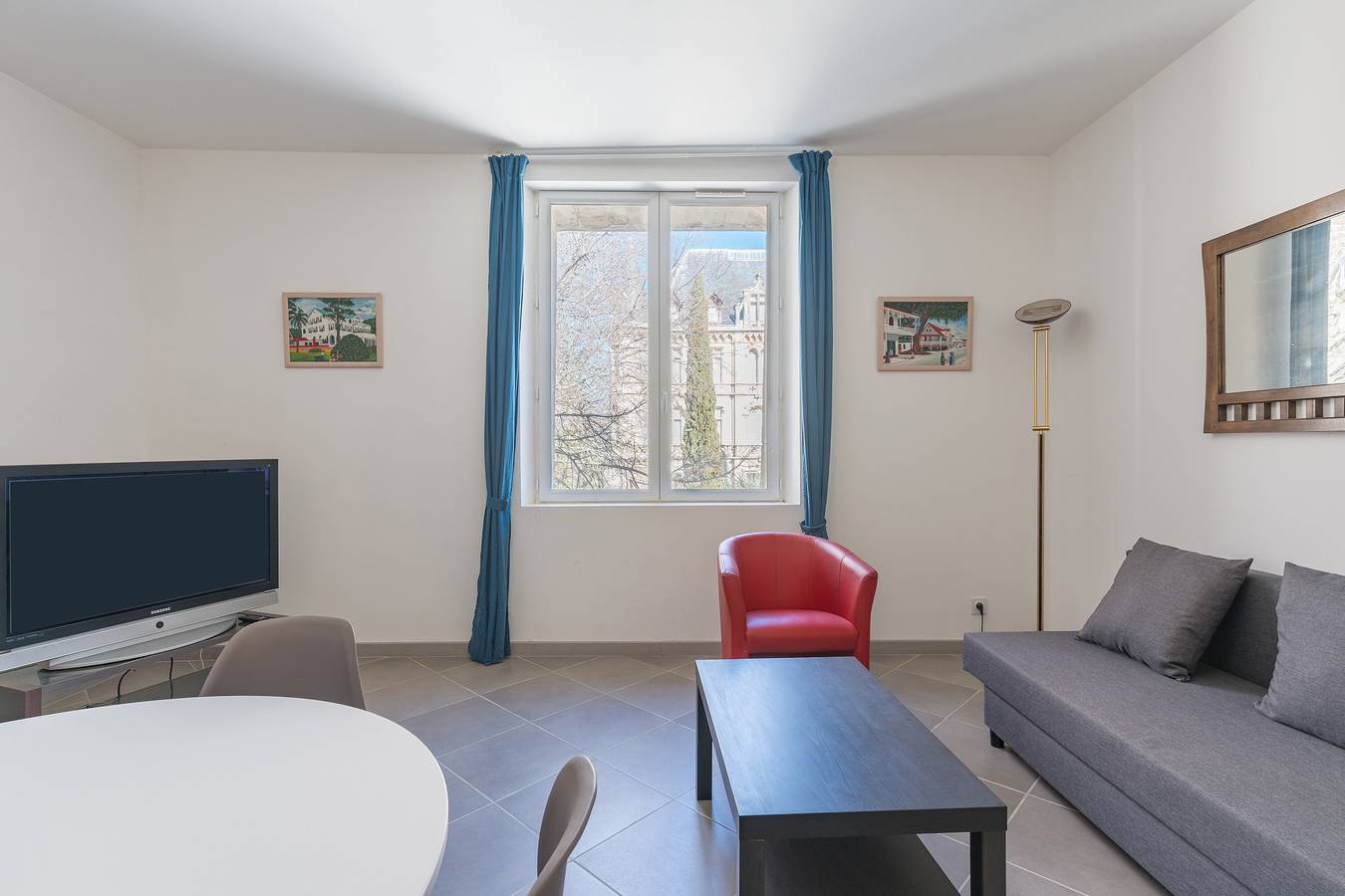 Apartamento entero, Apartamento "2 - F2 Centre Village" con vistas a la montaña in Charleval, Region de Aix-en-Provence