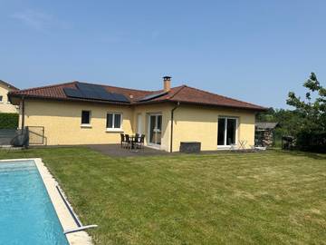 Appartement de vacances pour 2 personnes, avec terrasse ainsi que piscine et jardin dans l' Ain