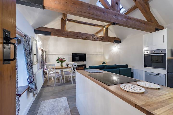 Log cabin for 2 people, with lake view and terrace in Staffordshire Moorlands