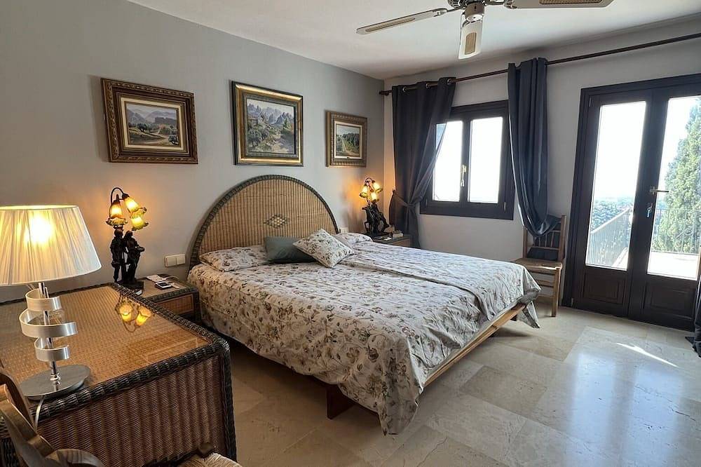 Villa with sea views in sunny Spain in El Madronal, Benahavís