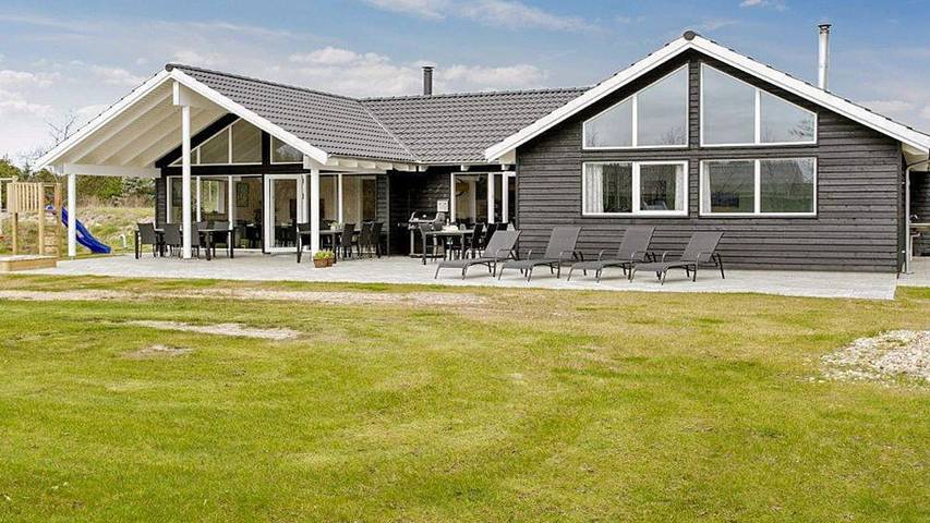 Ferienhaus für 18 Personen, mit Sauna und Pool sowie Terrasse und Whirlpool in Tirpitz Museum (Oksby)