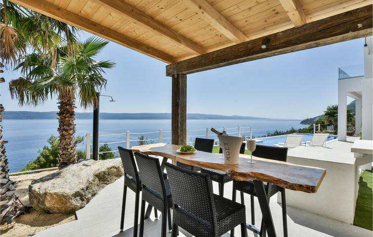 Charmantes Apartment, 2 km vom Strand entfernt: klimatisiert, mit Pool und WLAN in Pisak, Omis-Riviera