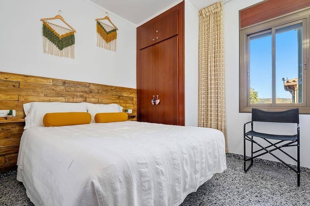 Gran zona exterior con piscina privada y barbacoa in Llagostera, Costa Brava