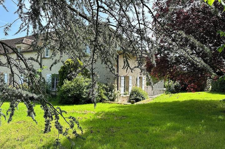 Gîte pour 15 personnes, avec jardin ainsi que terrasse et jacuzzi, animaux acceptés à Villiers-Saint-Georges