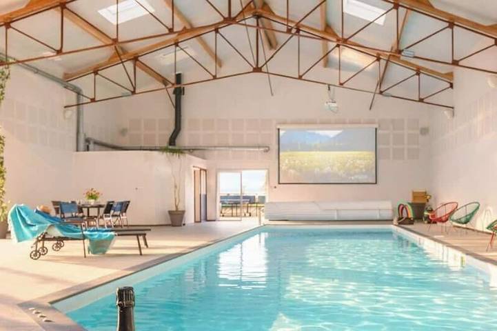 Location de vacances pour 12 personnes, avec piscine à Dollon