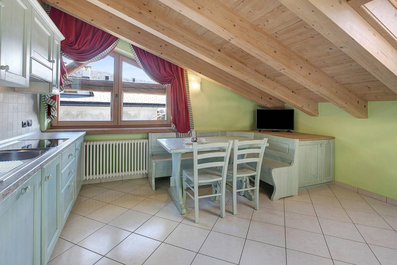 Entire apartment, Apartment 'Rododendro Bait Da Menin' with Mountain View and Wi-Fi in Livigno (Town), Livigno