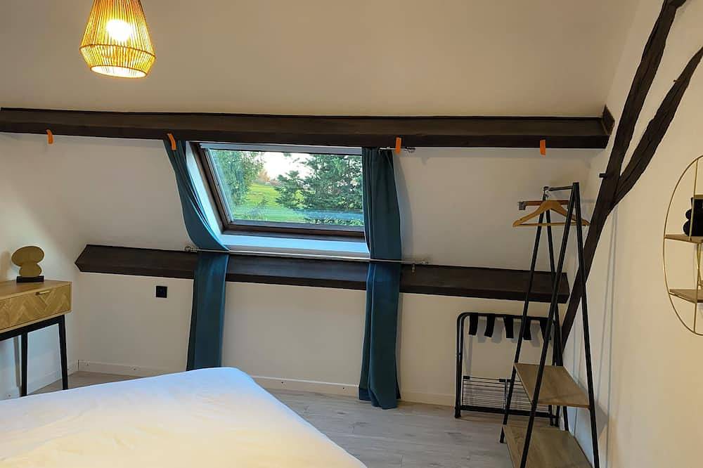 La Lodge 4-bedroom house in château courtyard, Pool, Wifi, Ac, near Vichy in Cusset, Région de Vichy