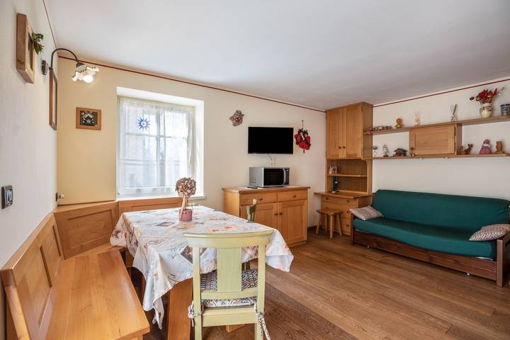 Apartamento inteiro, Apartamento de férias 'Le Coccinelle' com vista para a montanha, terraço e Wi-Fi in Varena, Ville di Fiemme