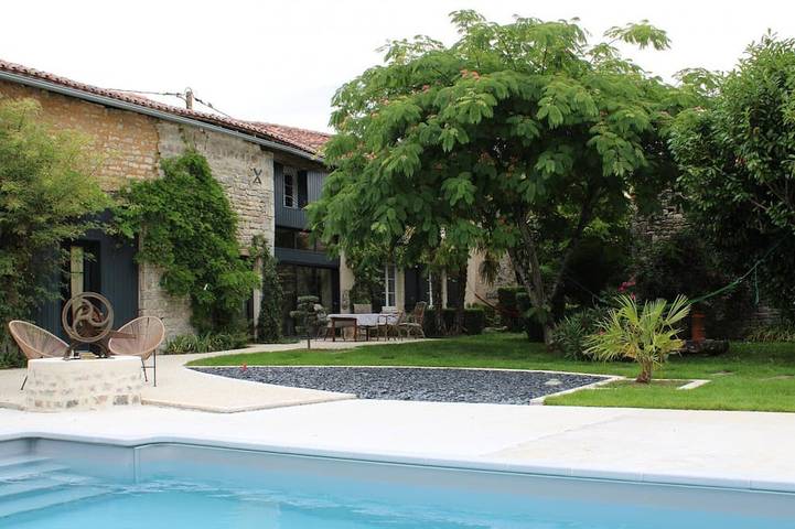 Gîte pour 10 personnes, avec jardin dans Fontclaireau
