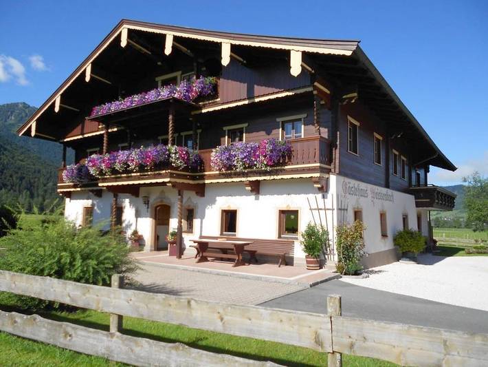 Ferienwohnung für 2 Personen, mit Balkon und Terrasse sowie Sauna und Seeblick am Kaiserwinkl