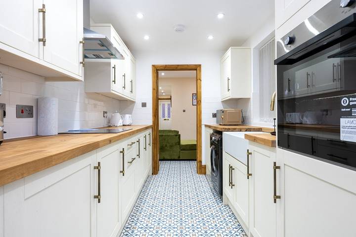 Tranquil Stoke-on-Trent 4bed, 2 Bath, Parking in Stoke-on-Trent, Midlands