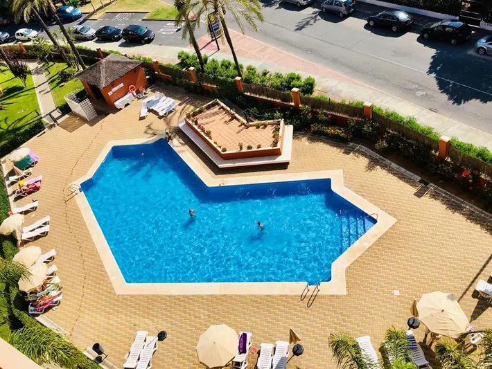 Apartamento de vacaciones para 6 personas, con terraza además de vistas y piscina - 1