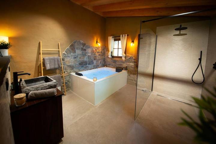 Vakantieappartement voor 2 personen, with Balkon and Whirlpool as well as Terras and Sauna in de Eifel