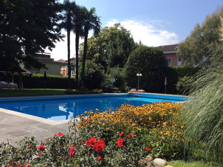 Apartamento entero, Duplex apartment in a well-kept residence with outdoor pool and sunbathing area in Ascona, Alpes Ticineses y del Verbano