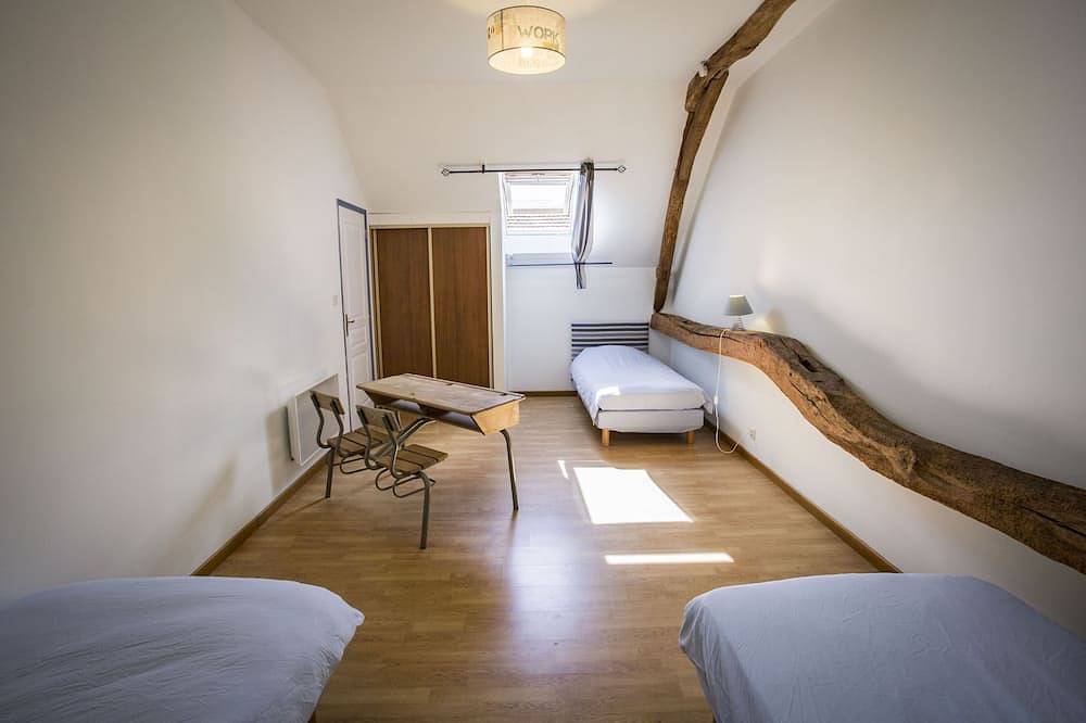 Gîte rural 10 personnes / Piscine - Ping-Pong - Etang de pêche - Parc in Vellèches, Vienne (France)