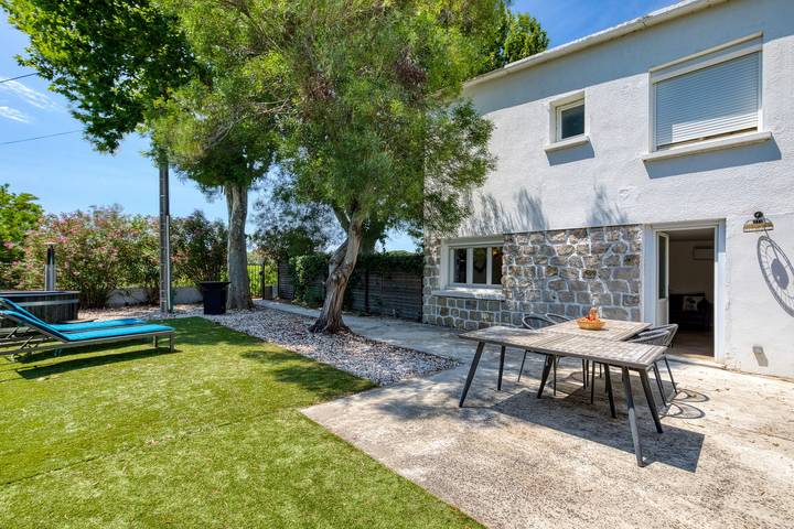 Location de vacances pour 2 personnes, avec Jardin à Saint-Laurent-d'Aigouze