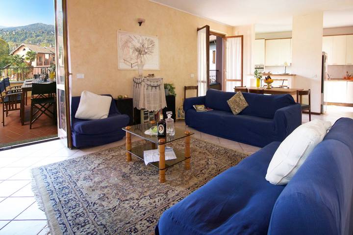 Appartamento intero, Sunflower - Lake Maggiore Duplex w/ Terrace and Shared Pool in Lesa, Lago Maggiore (Piemonte)