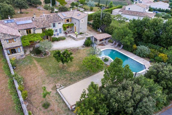Location de vacances pour 4 personnes, avec terrasse ainsi que jardin et piscine à Taulignan - 3