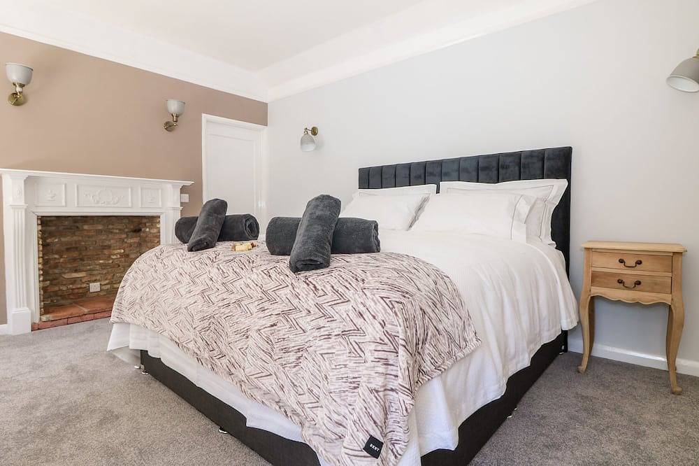 Culdrose Manor, pet friendly, luxury holiday cottage in Helston in Helston, Cornwall
