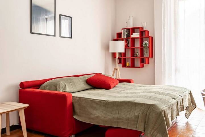 Ganze Wohnung, GuestHost - Gemütliche 80 qm Wohnung im 1. Stock mit Aufzug, ideal für bis zu 6 Personen. In Garda gelegen, mit strategischer Lage: Der Strand ist nur 2 Gehminuten entfernt, das Stadtzentrum kann erreicht werden. in Corno (Garda), Garda
