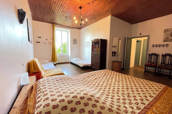 Location de vacances pour 20 personnes, avec jardin, animaux acceptés à Villeneuve-la-Comtesse - 2