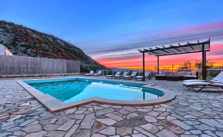 Villa per 16 persone, con Balcone/Terrazza e Terrazza nonché Piscina e Sauna a Canali