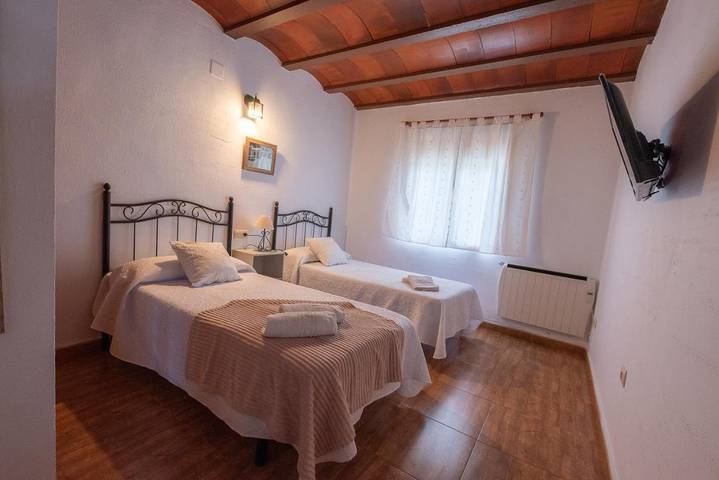 Casa rural para 6 personas, con piscina además de jardín y vistas, Se admiten mascotas en Sierras del Segura - 4