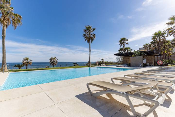 Entire apartment, Apartment 'Modern Frontline Beach - Estepona' with Sea View, Wi-Fi and Air Conditioning in Buenas Noches, Estepona