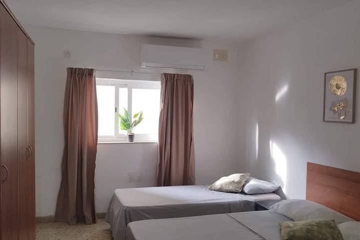 Apartment for 5 people, with hot tub and garden in San Giljan