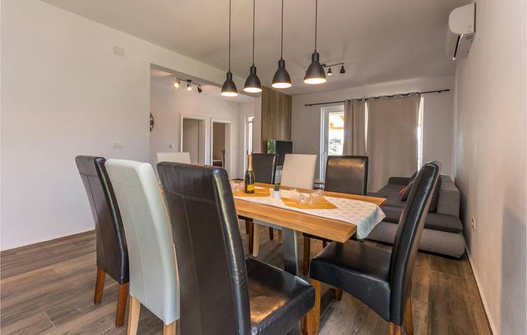 Ganze Ferienwohnung, Apartment mit Meerblick, WLAN, Klimaanlage und Parkplatz, 100 m vom Strand entfernt in Plaža Morovička, Općina Sveti Filip i Jakov