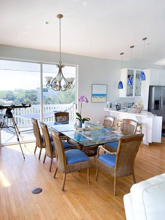 Vacation rental for 8 people, with yard and balcony as well as hot tub in North Captiva Island