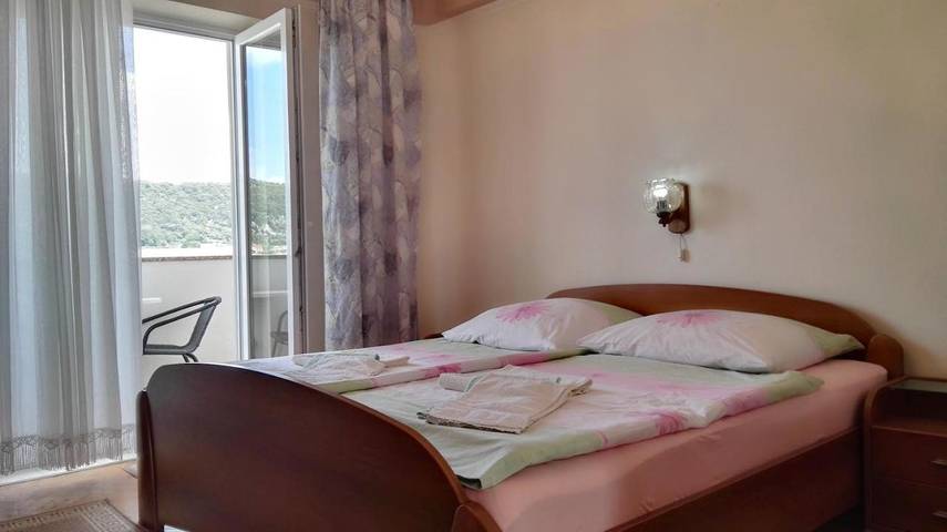 BnB für 2 Personen, mit Balkon und Terrasse sowie Ausblick auf Rab