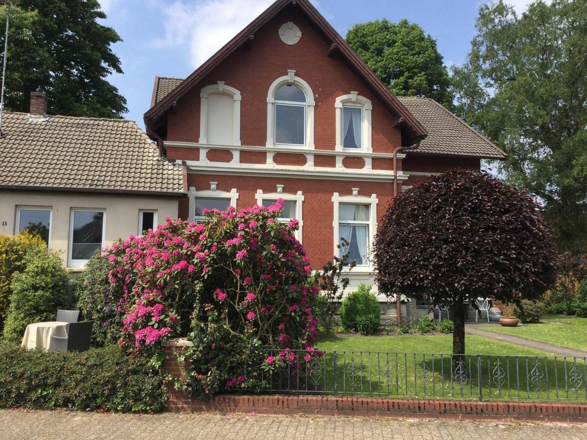 Ferienhaus Us lütt Hus und das Zimmer Linde im Haupthaus in Oldenburg, Niedersachsen