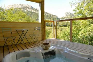 Gîte pour 2 personnes, avec jardin à Crestet
