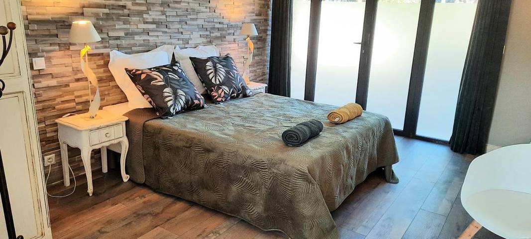 Gîte pour 2 personnes, avec jardin ainsi que piscine et vue, animaux acceptés à Labastide-de-Virac