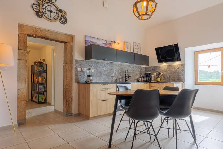 La maison bleue du plot – Casa in pietra ristrutturata con piscina e giardino privato in Ailhon, Parc naturel régional des Monts d'Ardèche