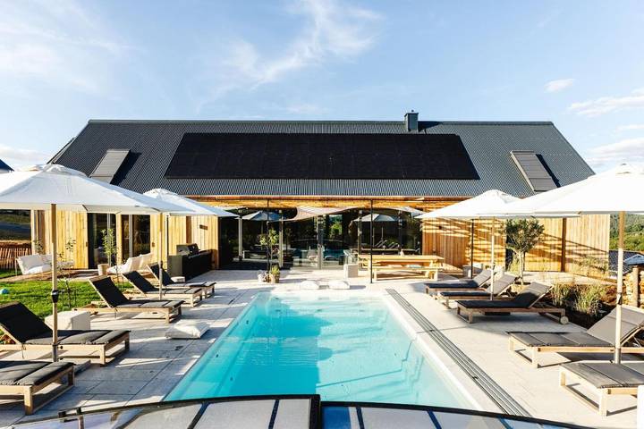 Gîte pour 14 personnes, avec Jacuzzi et Terrasse ainsi que Jardin et Piscine