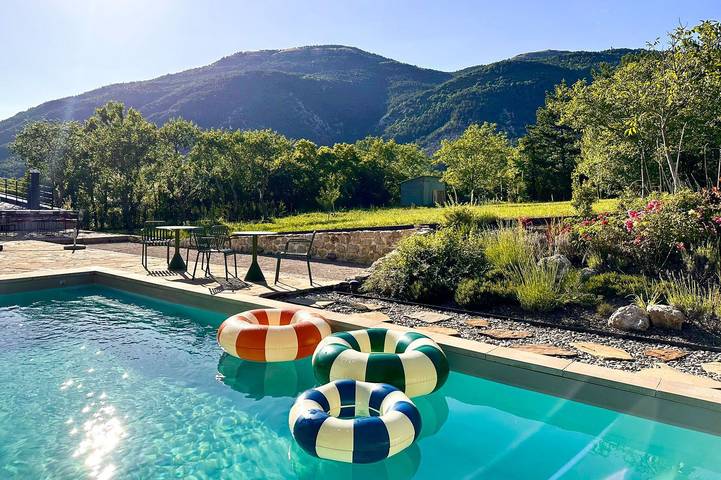 Location de vacances pour 12 personnes, avec Jacuzzi ainsi que Terrasse et Piscine à La Bâtie-des-Fonds