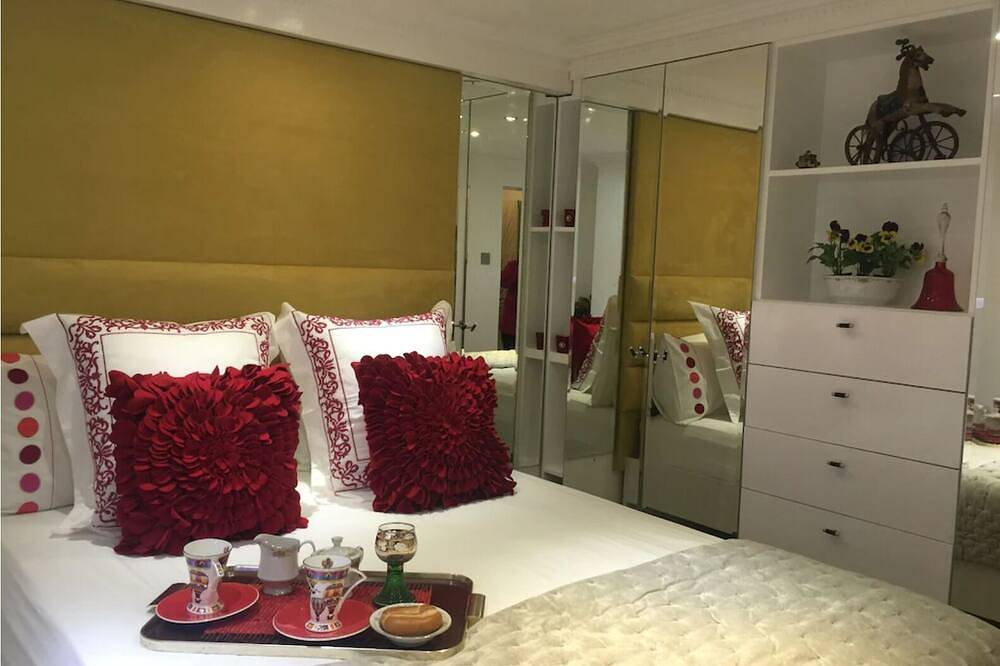 Entire apartment, Sleep 4/5 -Cool Summer Place - Knightsbridge Tube 5 min walk Early Arrival Poss. in Kensington and Chelsea, London