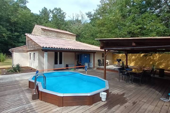 Location de vacances pour 6 personnes, avec terrasse et jardin à Saint-Genest-de-Beauzon