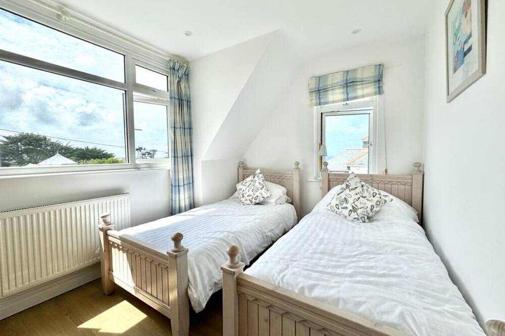 Beautiful Coastal Home-Trevone -Walk to the Beach - Sleeps 8 in Trevone, Cornwall