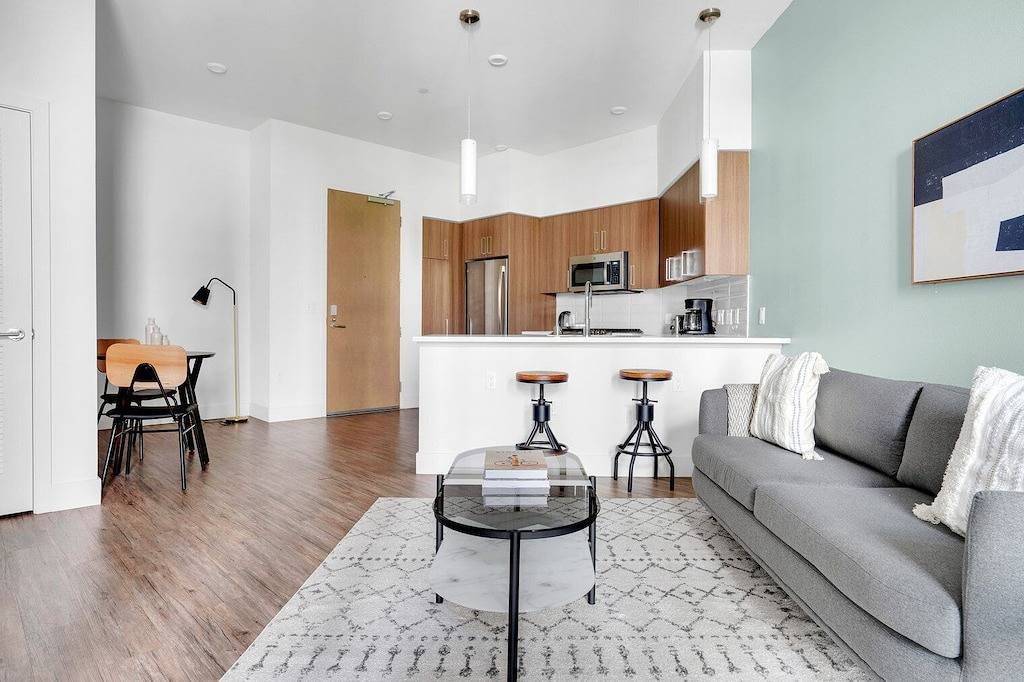 Ganze Wohnung, Hip Redwood City 1Br w/ Roof, Gym & W/D, walk to Caltrain, by Blueground in Redwood City, Silicon Valley