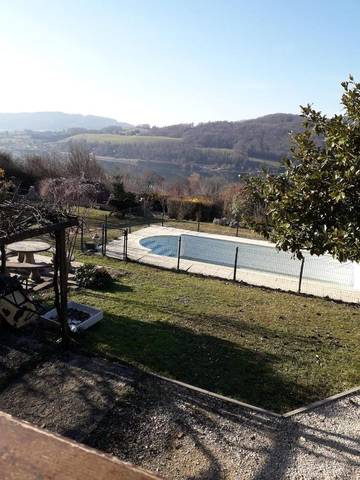 Gîte pour 2 personnes, avec piscine ainsi que balcon et vue à Bilieu