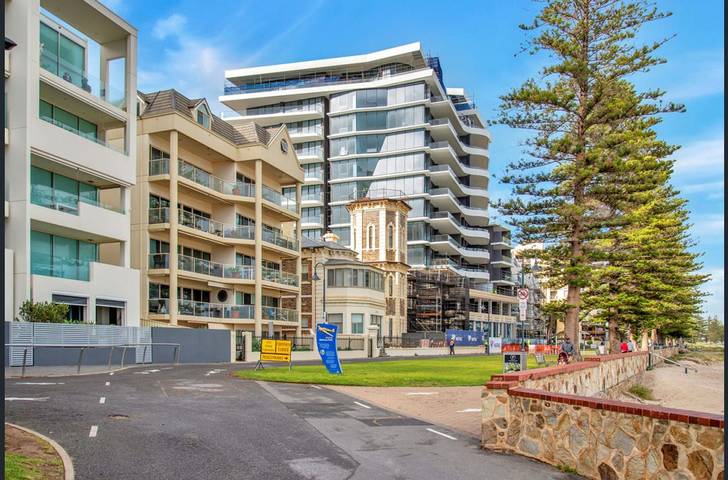 Holiday apartment for 8 people, with balcony in Adelaide