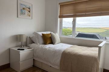 Holiday Home for 12 People in Mawgan Porth, Cornwall, Photo 4