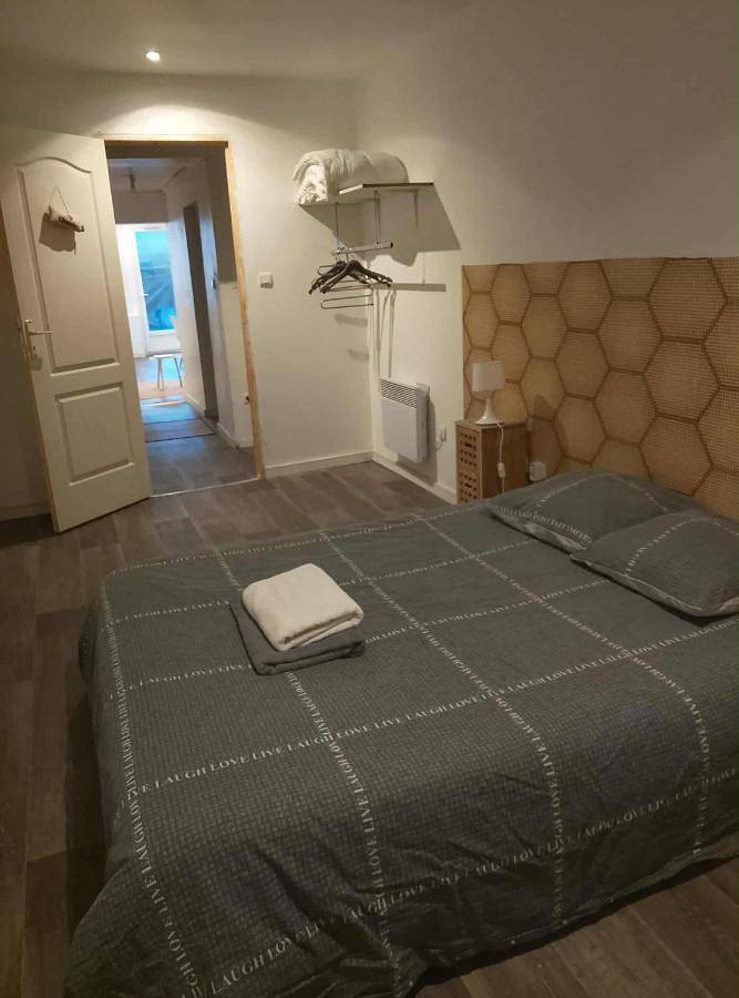 Appartement entier, One-Bedroom Apartment in Saint-Léonard-de-Noblat, Région de Limoges